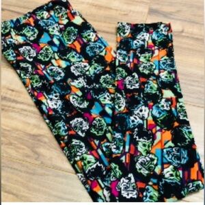 LuLaRoe Frankenstein/Bride of Frankenstein TC
Butter soft leggings Tall/Curvy